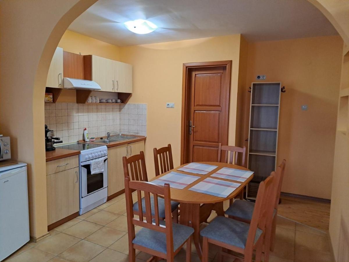 Rozmaring Apartmanok Gyula Exterior photo